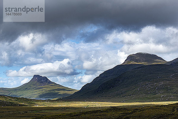 Vereinigtes Königreich  Schottland  Schottisches Hochland  Sutherland  Ullapool  Blick auf die Berge Stac Pollaidh und Cul Beag rechts