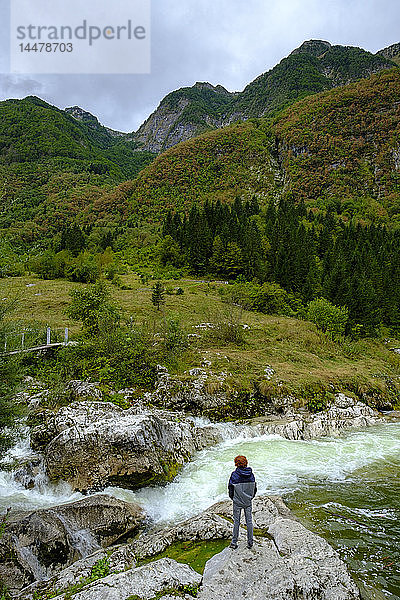 Slowenien  Soca-Tal  Wanderer am Fluss Lepenjica  Triglav-Nationalpark