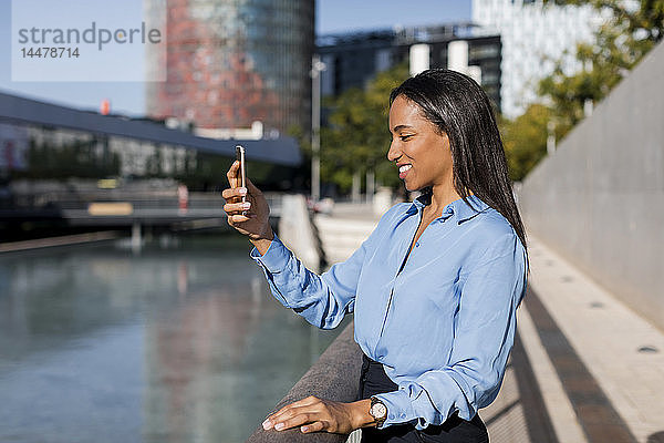 Geschäftsfrau mit Smartphone