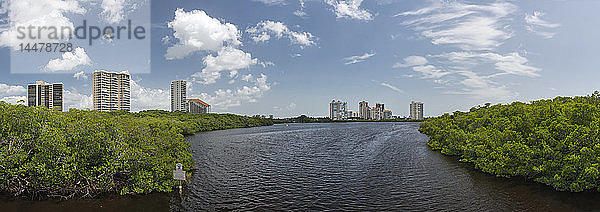 USA  Florida  Neapel  Clam Pass Park mit Mangrovenwald und Wolkenkratzern im Hintergrund