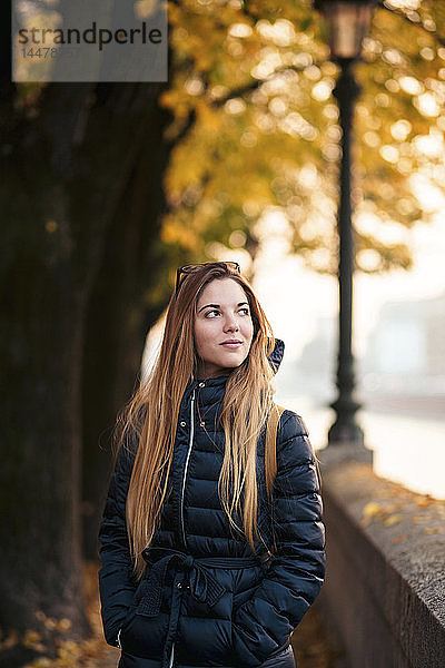 Italien  Verona  Porträt einer jungen Frau im Herbst