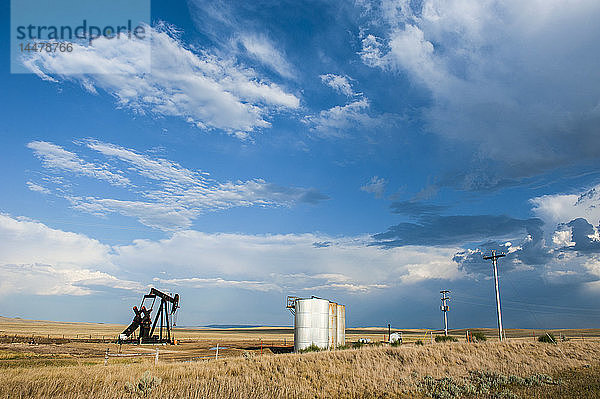USA  Wyoming  Ölpumpe in der Savanne