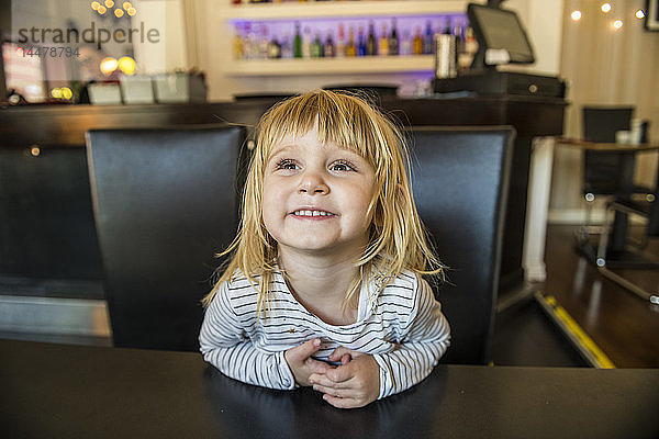 Schweden  glückliches Mädchen in einem Cafe