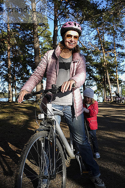 Finnland  Kuopio  Mutter und Tochter mit Fahrrad auf einem Waldweg