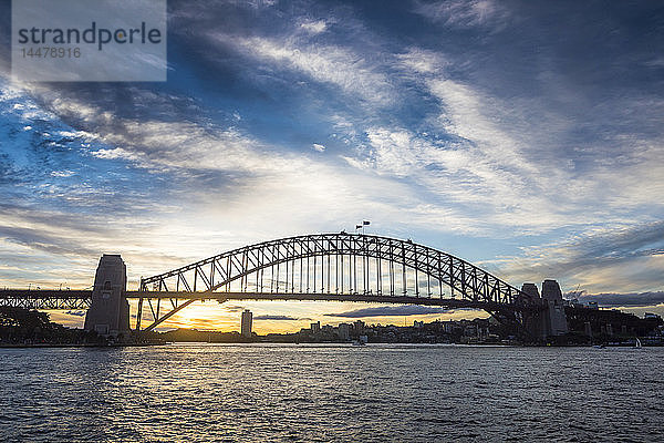 Australien  Sydney  Hafenbrücke bei Sonnenuntergang