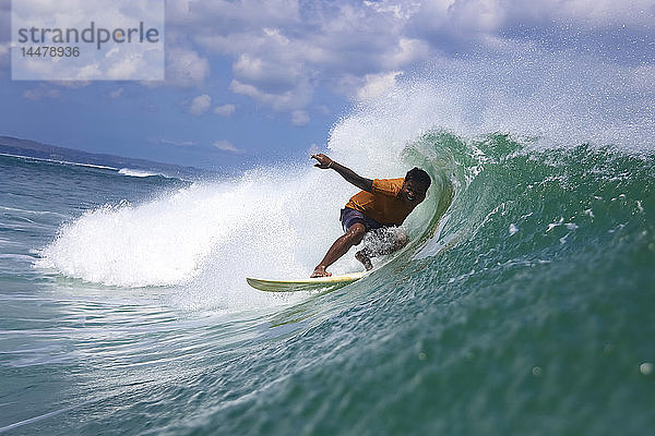 Indonesien  Bali  Kuta  Surfer