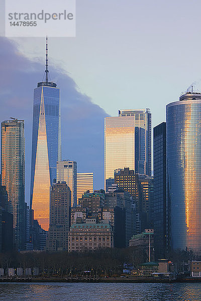 USA  New York City  Manhattan  One World Trade Center bei Sonnenuntergang