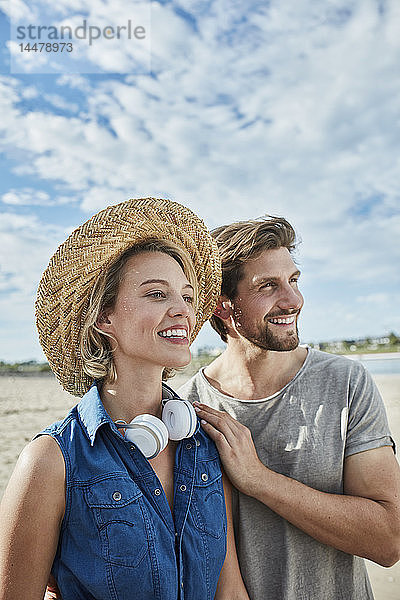 Glückliches junges Paar am Strand