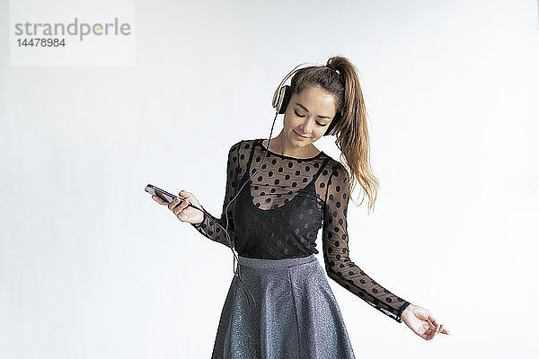 Junge  elegante Frau  Musik hören  Smartphone benutzen