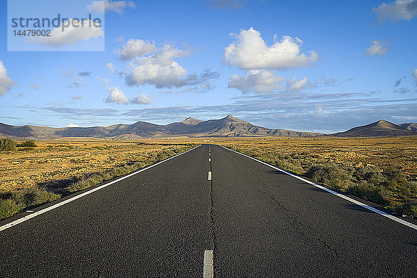 Spanien  Kanarische Inseln  Fuerteventura  Landschaft mit leerer Landstraße