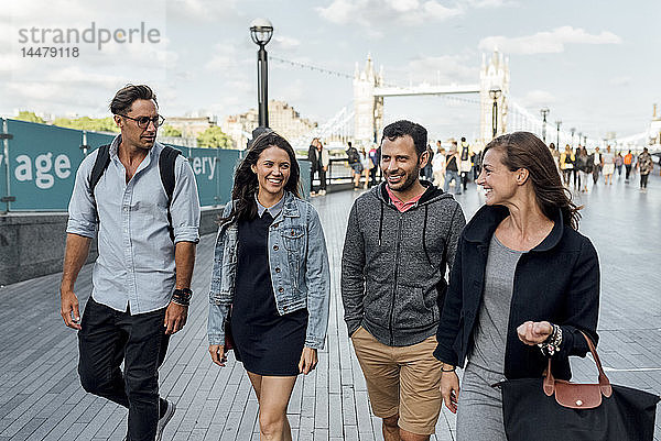 UK  London  glückliche Freunde gehen in der Nähe der Tower Bridge