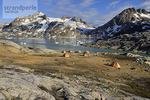 Grönland  Ostgrönland  Insel Ammassalik  Zeltlager am Sammileq-Fjord