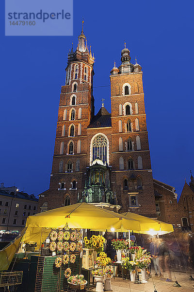 Polen  Krakau  Altstadt bei Nacht  Marienkirche bei Nacht und Blumenstand auf dem Hauptplatz
