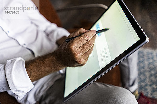 Nahaufnahme von Geschäftsleuten mit einem Tablett mit digitalisiertem Stift