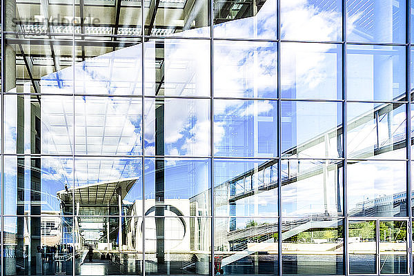 Deutschland  Berlin  Blick auf Paul-Loebe-Gebäude  Marie-Eisabeth-Lueders-Gebäude gespiegelt in der Glasfassade