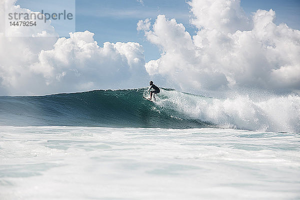 Indonesien  Bali  Serangan  Surfer auf einer Welle