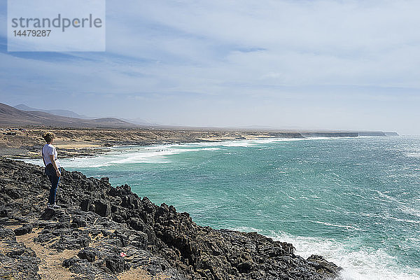 Spanien  Kanarische Inseln  Fuerteventura  Frau schaut auf den Strand von El Cotillo