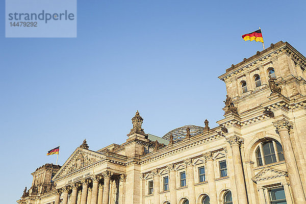Deutschland  Berlin  Reichstagsgebäude und deutsche Flaggen