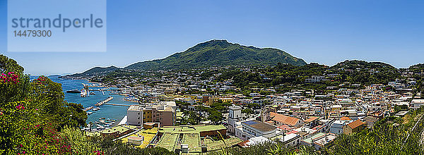 Italien  Campagnia  Ischia  Blick auf die Bucht von Lacco Ameno