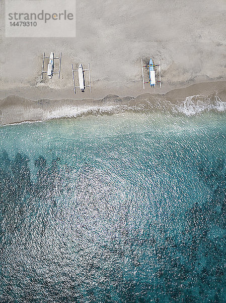 Indonesien  Bali  Karangasem  Luftaufnahme des unberührten Strandes  Banca-Boote