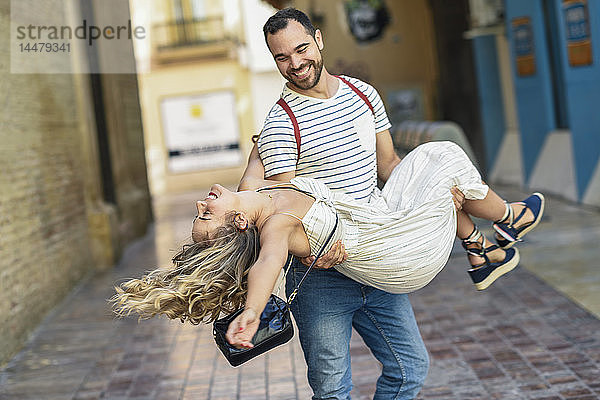 Spanien  Andalusien  Malaga  Mann mit Freundin in der Stadt