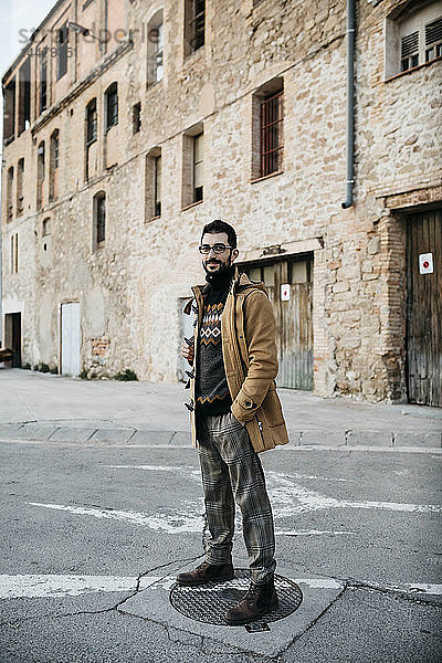 Spanien  Igualada  Porträt eines auf der Straße stehenden Mannes in der Industriezone der Stadt