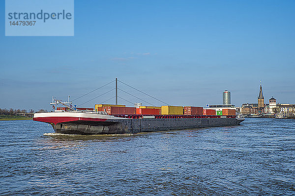 Deutschland  Düsseldorf  Frachtschiff  das Container auf dem Rhein transportiert