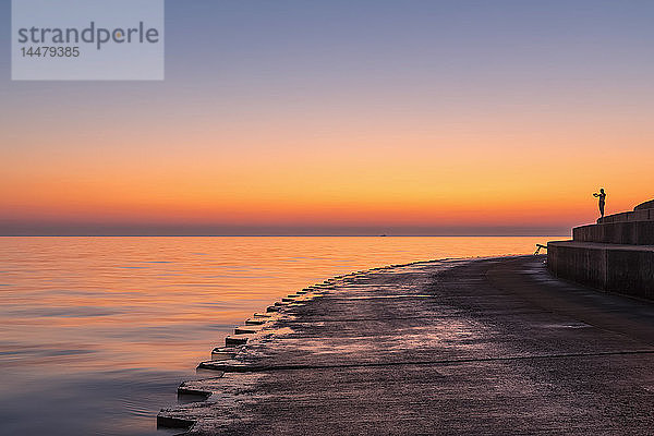 USA  Illinois  Chicago  Lake Michigan  Pier bei Sonnenaufgang