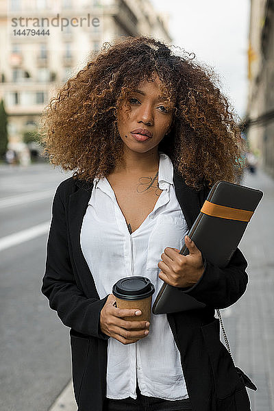 Junge Frau mit Laptoptasche und Kaffee zum Mitnehmen in der Stadt  die das Taxi verpasst