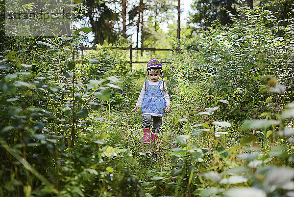 Kleines Mädchen mit Strickmütze und Jeanshemd in Natur