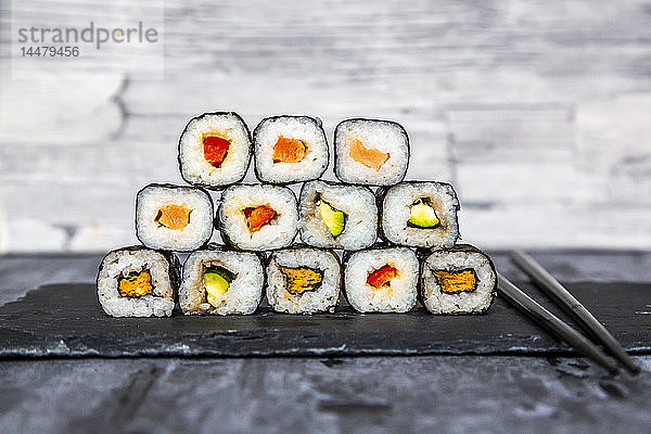 Gestapelte Sushi auf Schieferplatte  Kotelettsticks