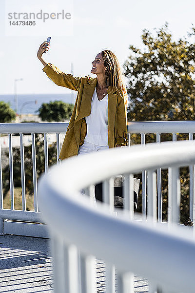 Lächelnde Frau mit Egoismus auf einer Brücke