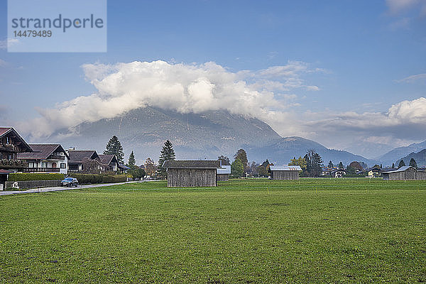 Deutschland  Bayern  Garmisch-Partenkirchen  Wiese im Herbst  Wank-Berg mit Wolken