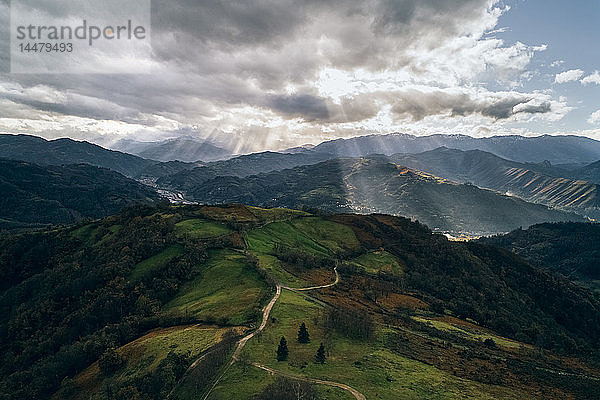 Spanien  Asturien  Berglandschaft im Herbst  Sonnenlicht
