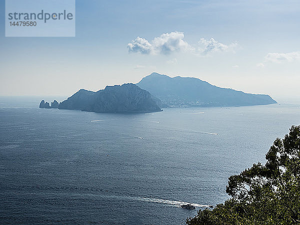 Italien  Kampanien  Golf von Salerno  Sorrent  Amalfiküste  Blick auf Capri