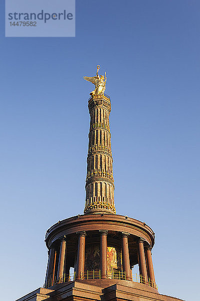 Deutschland  Berlin  Blick auf Siegessäule gegen blauen Himmel