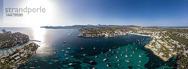 Spanien  Balearen  Mallorca  Region Calvia  Luftaufnahme von Santa ponca  Yachthafen  Serra de Tramuntana im Hintergrund