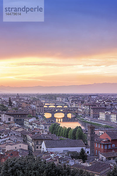 Italien  Toskana  Florenz  Stadtbild mit Ponte Vecchio bei Sonnenaufgang