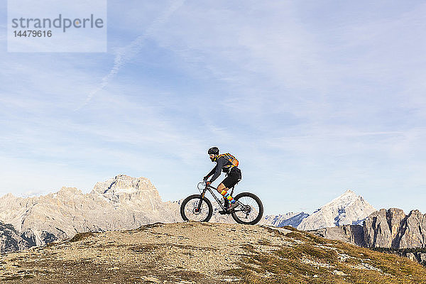 Italien  Cortina d'Ampezzo  Mann fährt mit dem Mountainbike in den Dolomiten