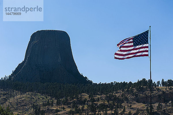 USA  Wyoming  US-Flagge vor dem Devils Tower National Monument