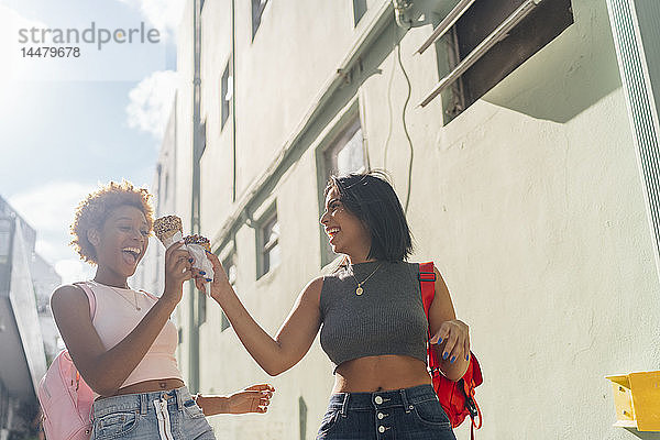 USA  Florida  Miami Beach  zwei glückliche Freundinnen mit Eistüten in der Stadt
