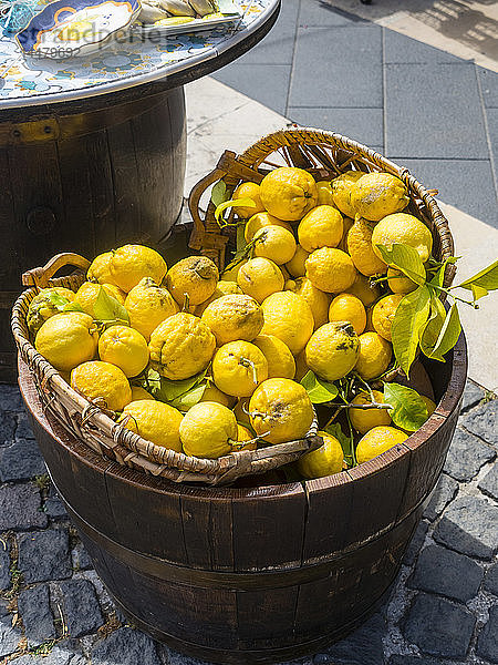 Italien  Ischia  Korb mit frischen Zitronen auf der Piazza Marina