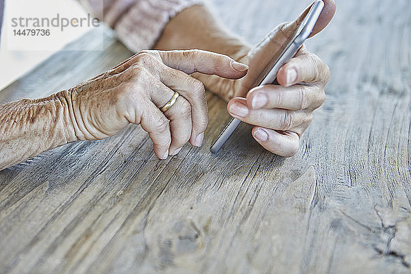 Frauenhände mit Smartphone  Nahaufnahme