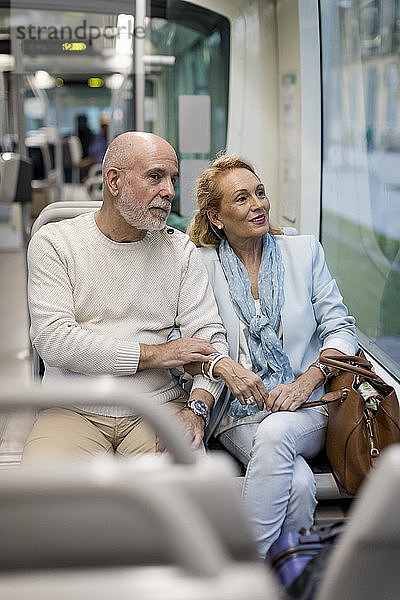 Älteres Ehepaar sitzt in einer Straßenbahn