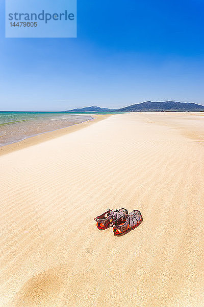 Spanien  Andalusien  Tarifa  Strand und Sandalen