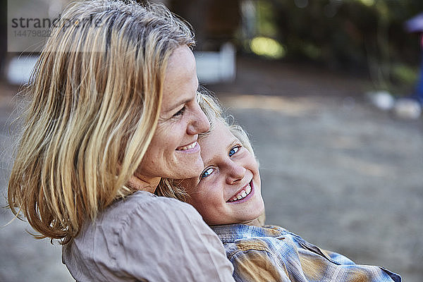 Porträt einer glücklichen Mutter mit Sohn im Freien