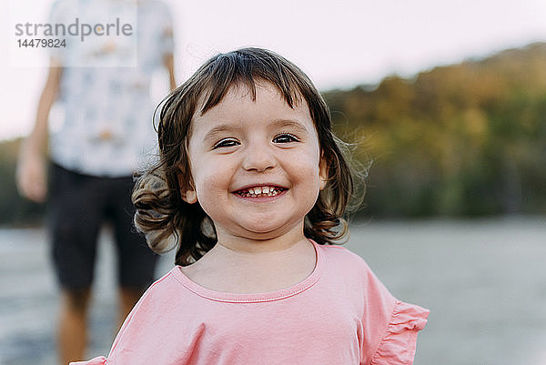 Australien  Queensland  Mackay  Cape Hillsborough National Park  Porträt eines glücklichen kleinen Mädchens mit ihrem Vater am Strand