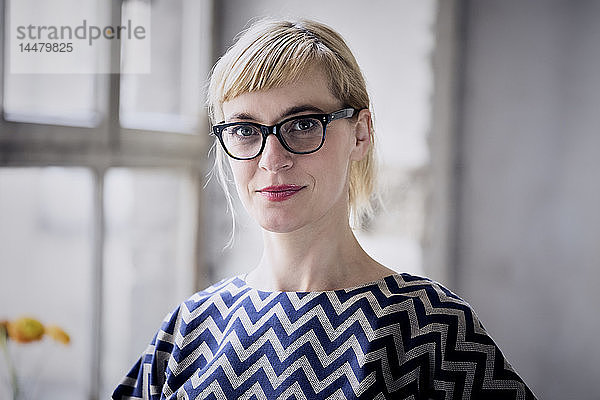 Porträt einer blonden Geschäftsfrau mit Brille