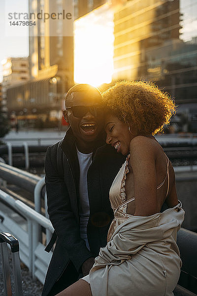 Glückliches Paar in der Stadt bei Sonnenuntergang