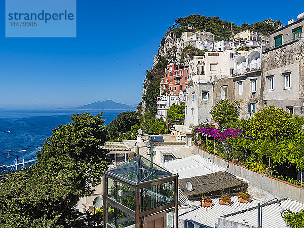 Italien  Kampanien  Capri  Blick von der Piazza Umberto I auf den Golf von Neapel
